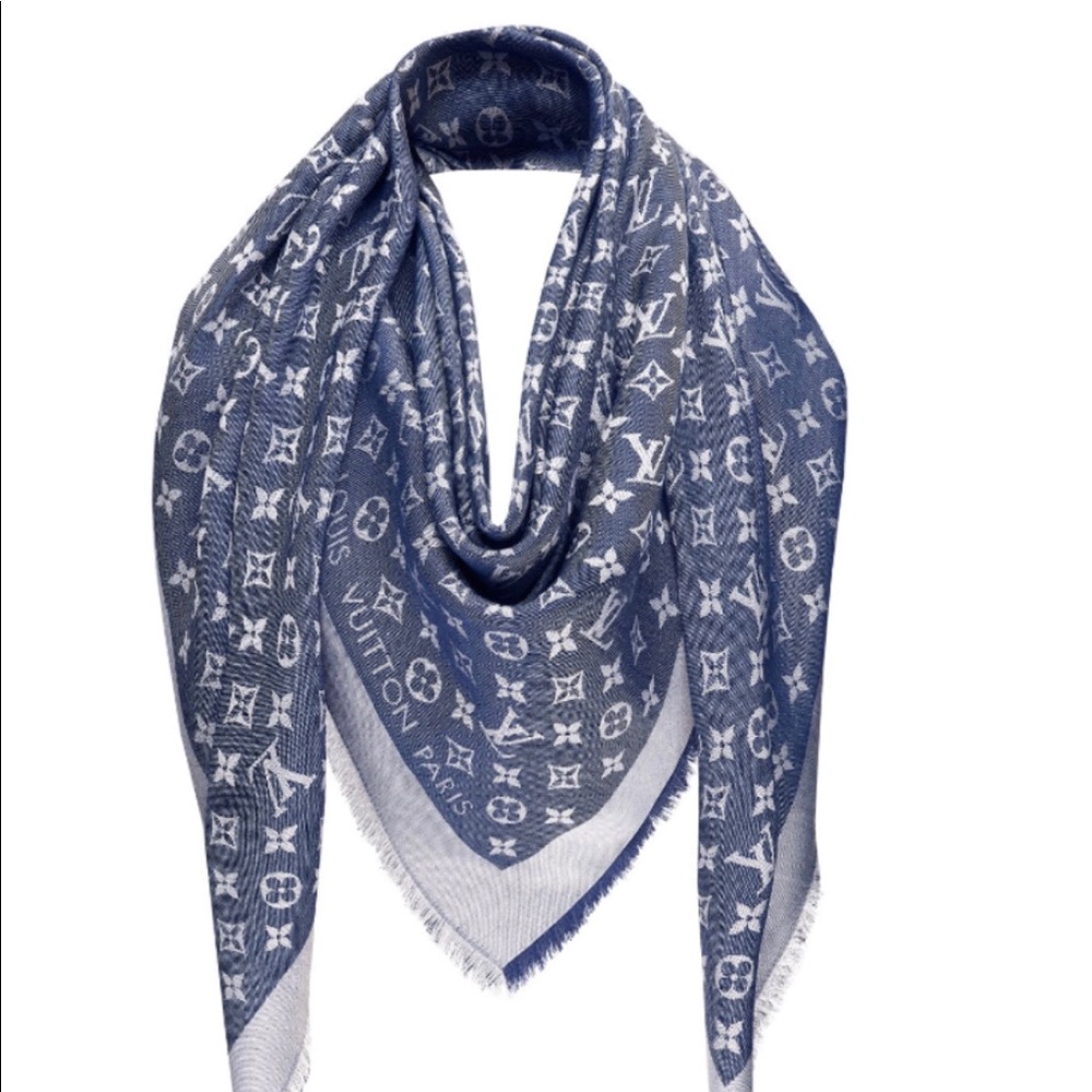 Luis Vuitton Monogram Shine Shawl